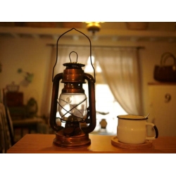 古銅色煤油燈