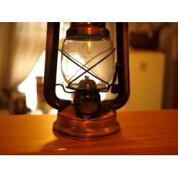 古銅色煤油燈