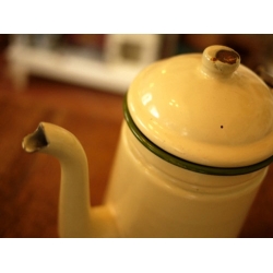 法國1920年米黃綠邊琺瑯壺